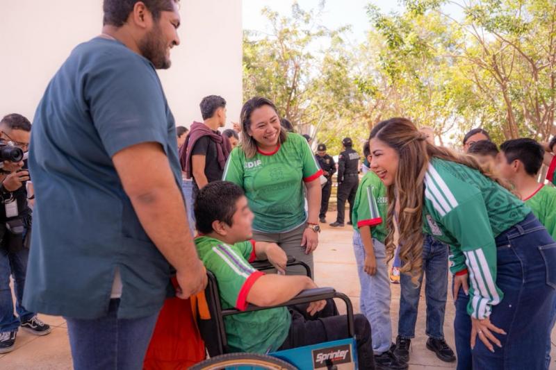 Niñas, niños y adolescentes de Casa Otoch conocen trofeo de la Copa Mundial de Fútbol