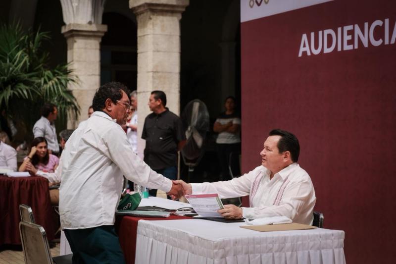 Gobernador Joaquín Díaz Mena atiende de frente a la ciudadanía