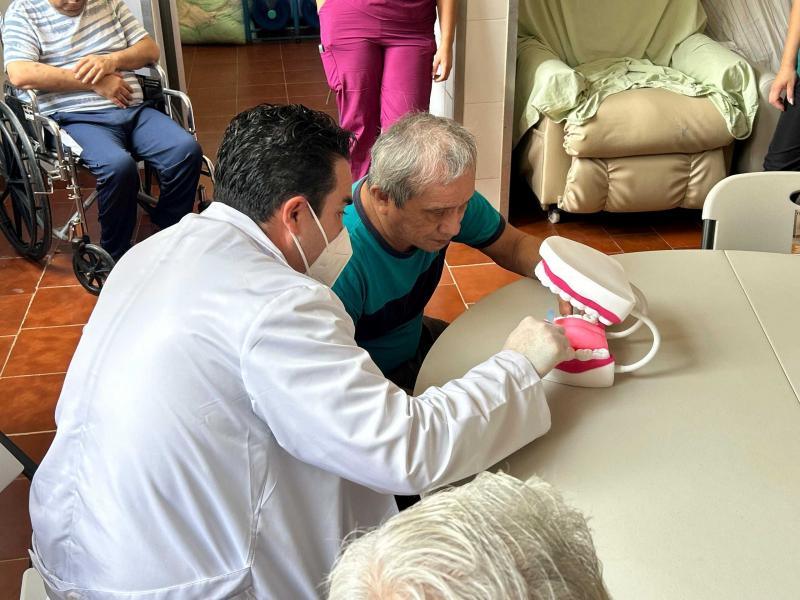 Refuerzan cuidado bucal de personas mayores en casas hogar y asilos
