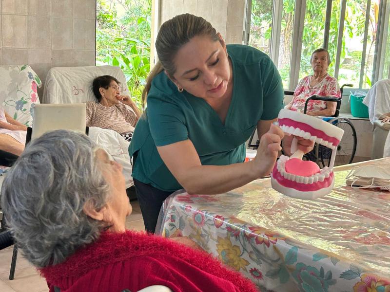 Refuerzan cuidado bucal de personas mayores en casas hogar y asilos