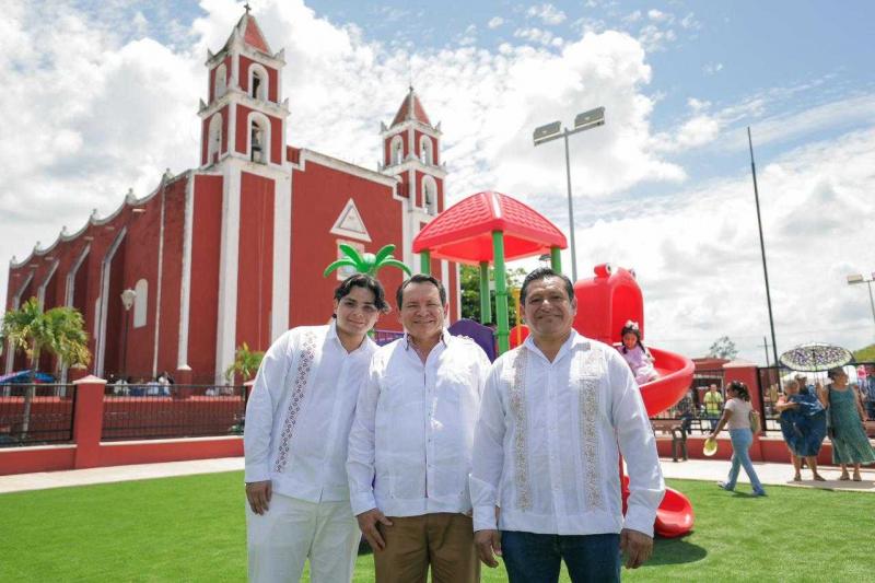 Gobernador Joaquín Díaz Mena entrega parques rehabilitados para las familias de Baca
