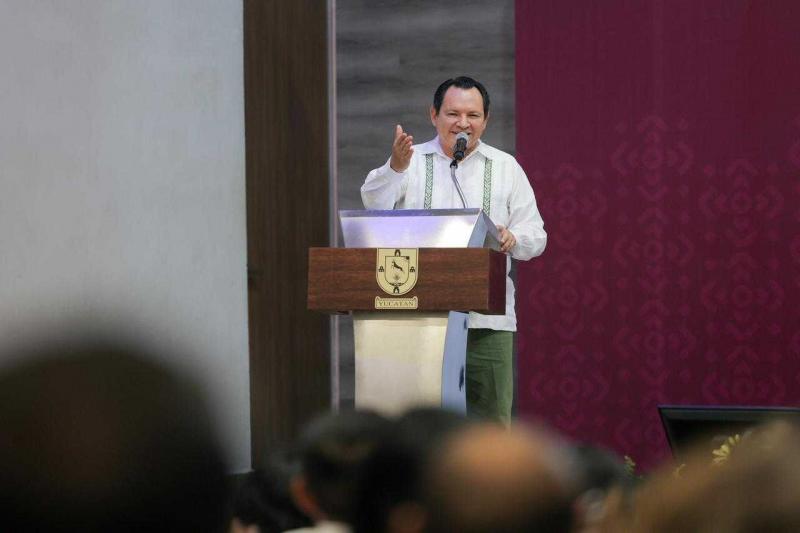 Gobernador Joaquín Díaz Mena entrega plazas a personal de apoyo educativo