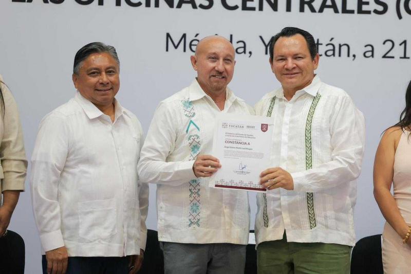 Gobernador Joaquín Díaz Mena entrega plazas a personal de apoyo educativo
