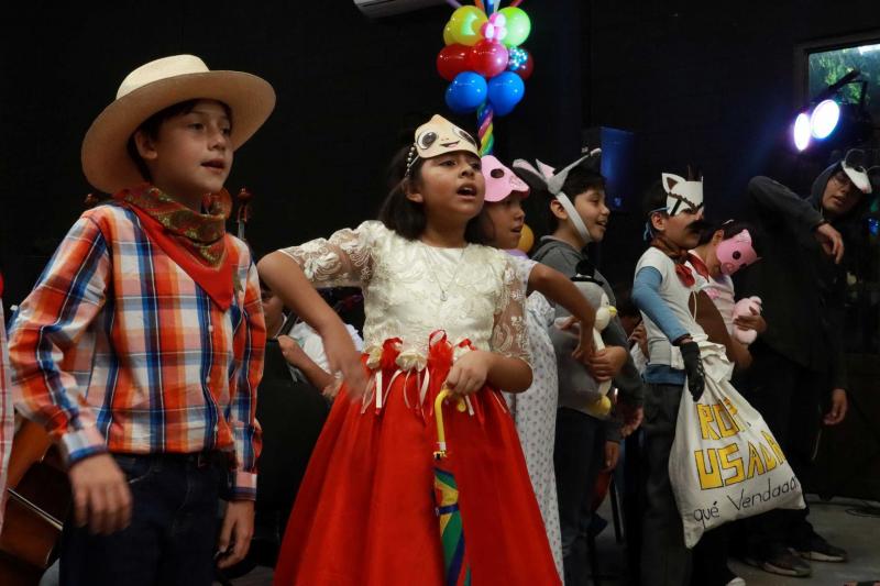 Niñas y niños rinden homenaje a "Cri-Cri" en La Ibérica
