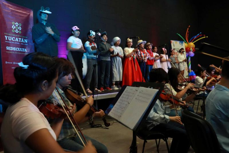 Niñas y niños rinden homenaje a "Cri-Cri" en La Ibérica