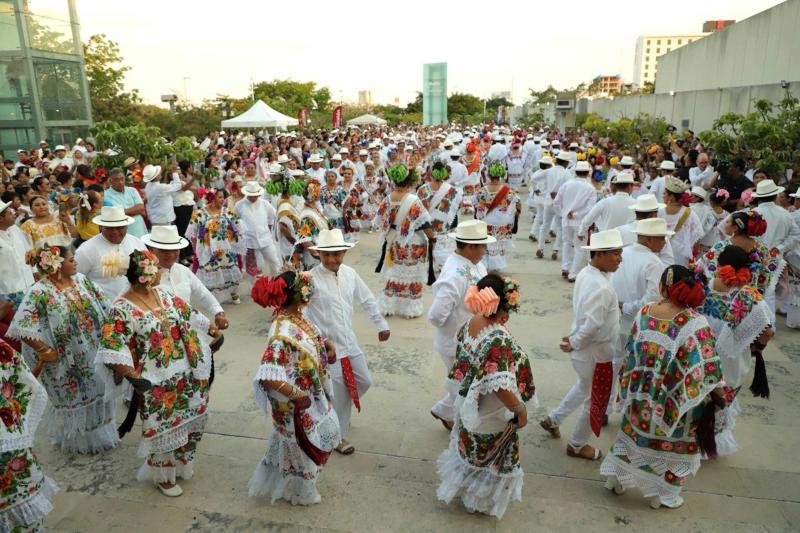 Más de mil 800 jaraneras y jaraneros celebran el Día Internacional de la Danza en el Gran Museo del Mundo Maya