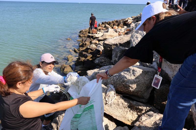 Sanean Playa Cerditos como parte del programa de limpieza costera