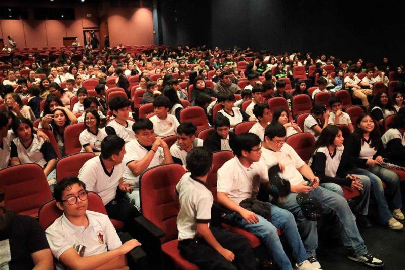 "Catsup" llena el Teatro Daniel Ayala con funciones gratuitas por el Día de la Niñez