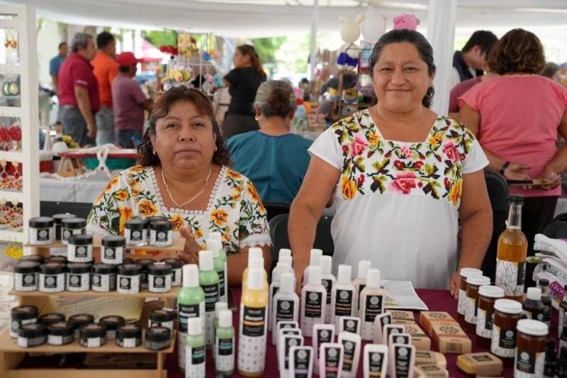 Manos que tejen, bordan y emprenden se reúnen en feria artesanal