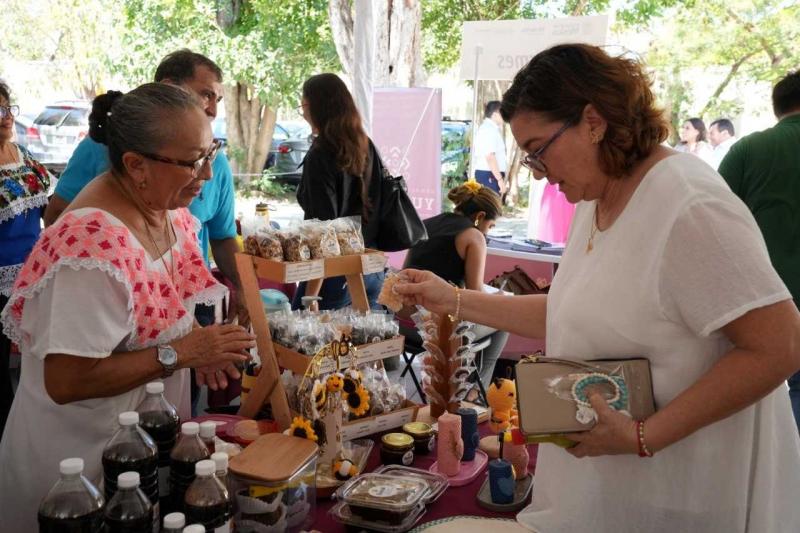 Manos que tejen, bordan y emprenden se reúnen en feria artesanal