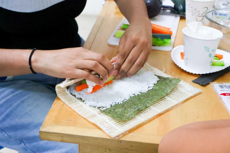 Taller gratuito de comida asiática impulsa el autoempleo entre juventudes