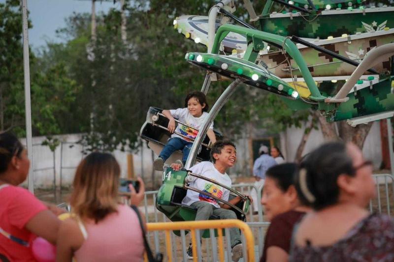 Familias disfrutan la Feria de la Niña y el Niño en Xmatkuil