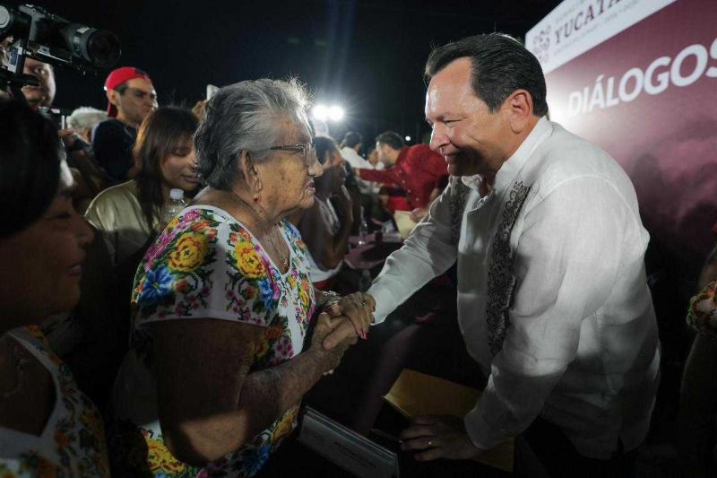 Gobierno de Yucatán atiende planteamientos de familias de Kanasín