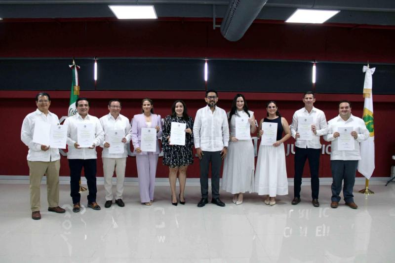 Gobierno del Estado entrega patentes a notarias y notarios públicos