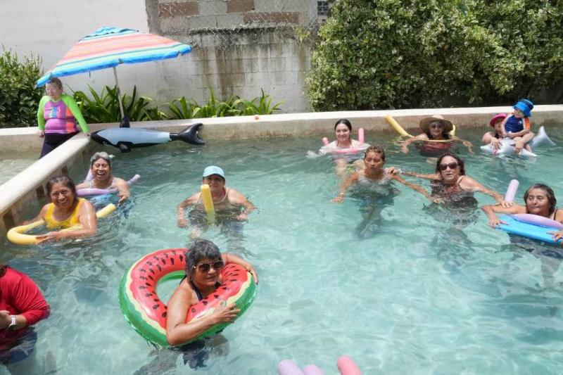 Personas mayores del CREE fortalecen bienestar y convivencia en campamento playero