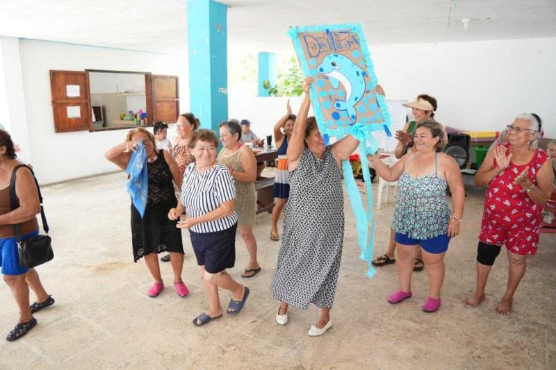 Personas mayores del CREE fortalecen bienestar y convivencia en campamento playero