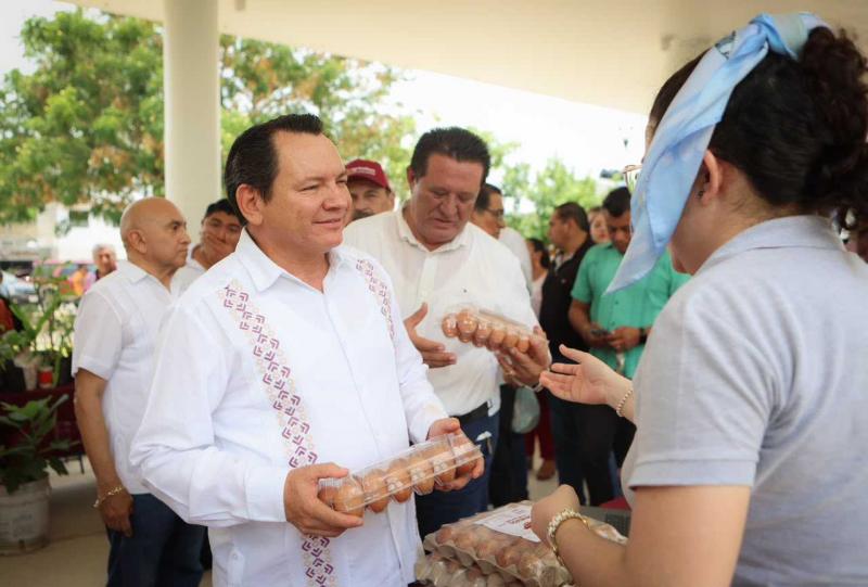 Gobernador Joaquín Díaz Mena reafirma apoyo a productoras y productores en Mercado Renacer del Campo