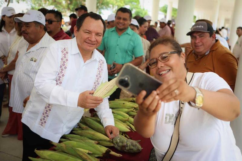 Gobernador Joaquín Díaz Mena reafirma apoyo a productoras y productores en Mercado Renacer del Campo