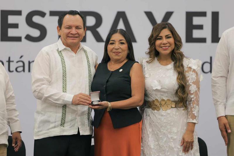 Yucatán reconoce a docentes por décadas de labor educativa