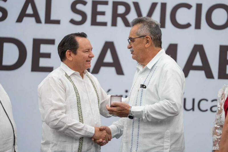 Yucatán reconoce a docentes por décadas de labor educativa