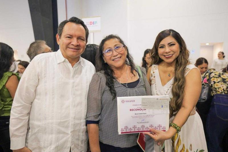 Gobierno de Yucatán entrega más de 10 mdp en estímulos por antigüedad a servidores públicos