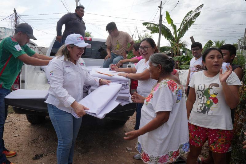 DIF Yucatán mantiene atención permanente a familias afectadas por lluvias en el sur de Mérida