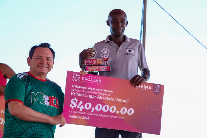 Gobernador Joaquín Díaz Mena encabeza salida y premiación del Maratón de la Marina