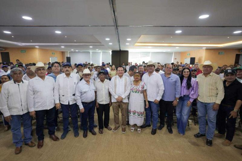 Entrega Gobernador Joaquín Díaz Mena apoyos para impulsar el campo y la educación