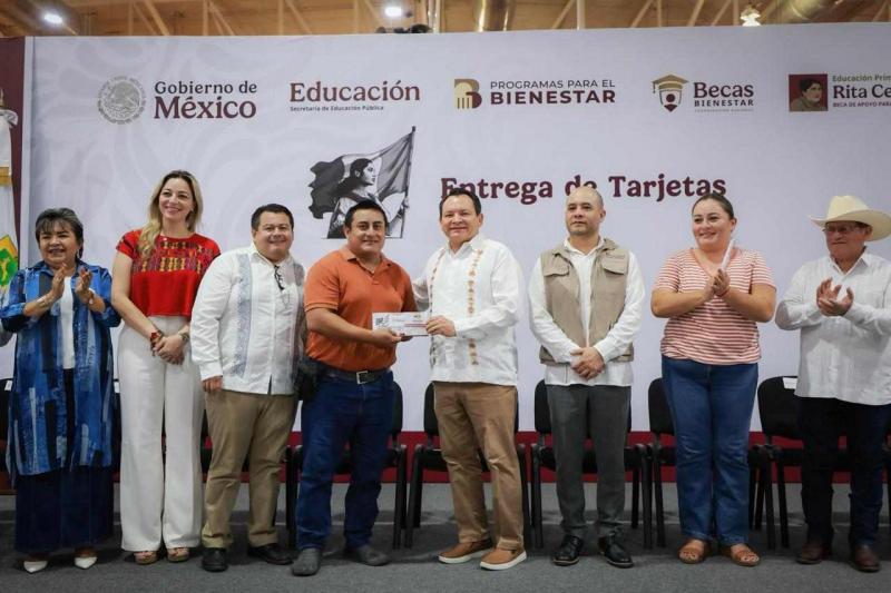 Entrega Gobernador Joaquín Díaz Mena apoyos para impulsar el campo y la educación