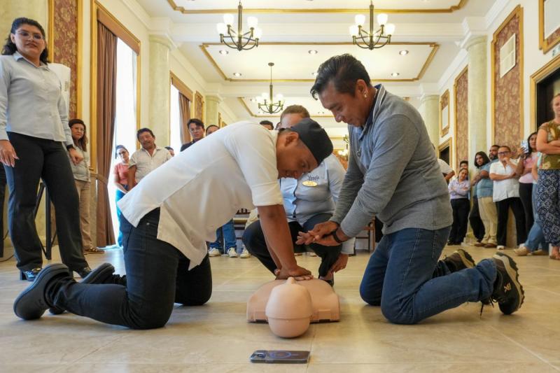 Capacitan a prestadores de servicios turísticos para mejorar la atención a visitantes