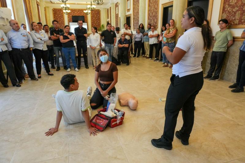 Capacitan a prestadores de servicios turísticos para mejorar la atención a visitantes