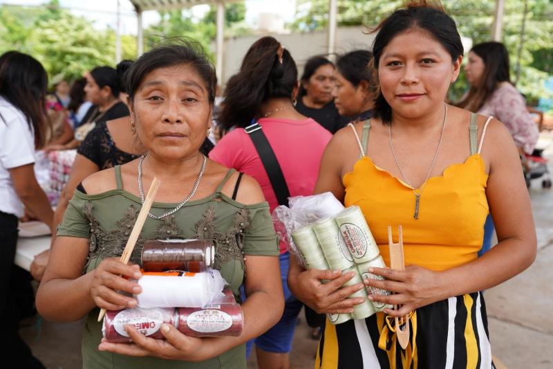 DIF Yucatán entrega proyectos comunitarios en beneficio de familias de Tixcacalcupul