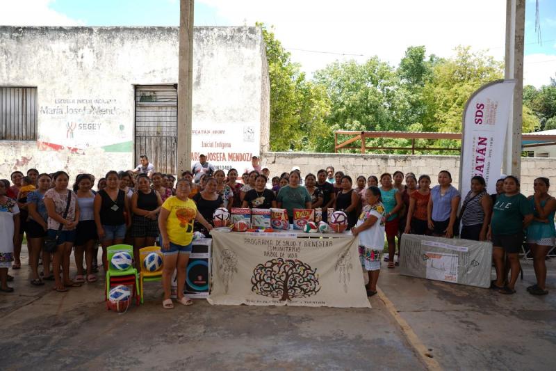 DIF Yucatán entrega proyectos comunitarios en beneficio de familias de Tixcacalcupul