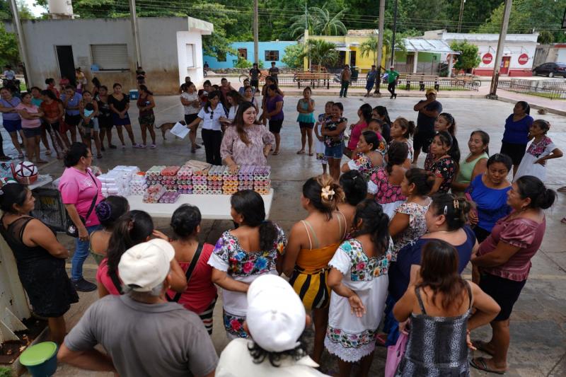 DIF Yucatán entrega proyectos comunitarios en beneficio de familias de Tixcacalcupul