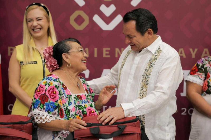 Renacimiento Maya reconoce a las parteras mayas: Tarjeta Elvia Carrillo Puerto dará tres mil pesos bimestrales