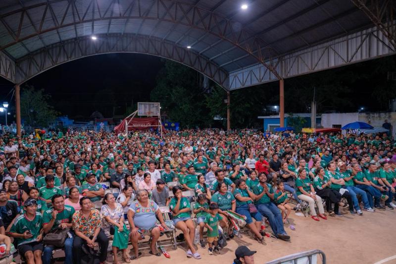 Casa llena en las Zonas Fan: 14 mil personas celebran triunfo de México con saldo blanco