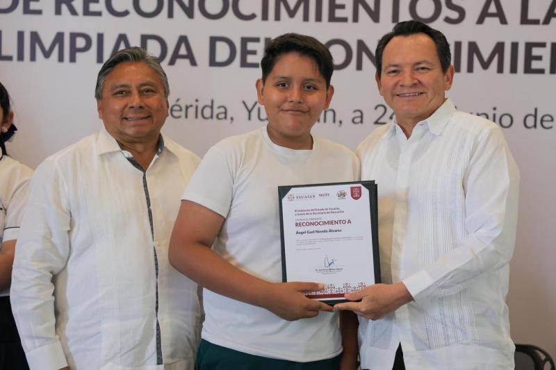 Gobernador Joaquín Díaz Mena reconoce excelencia académica de estudiantes yucatecos