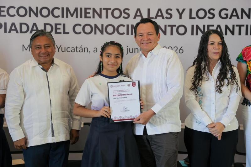 Gobernador Joaquín Díaz Mena reconoce excelencia académica de estudiantes yucatecos