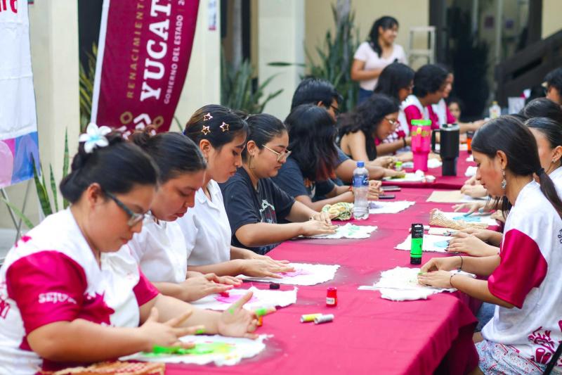 Ganadora del Premio Estatal de las Juventudes inspira a nuevas generaciones