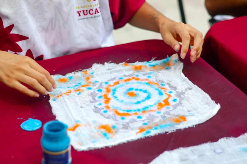 Ganadora del Premio Estatal de las Juventudes inspira a nuevas generaciones