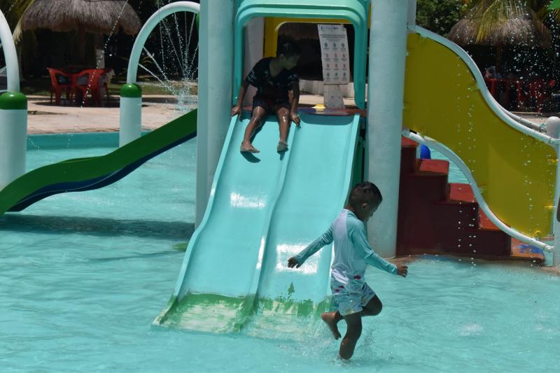 Personas con discapacidad disfrutan la playa durante Verano Inclusivo del Iipedey