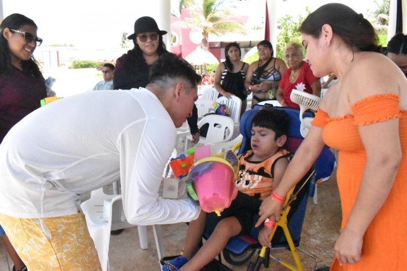 Personas con discapacidad disfrutan la playa durante Verano Inclusivo del Iipedey