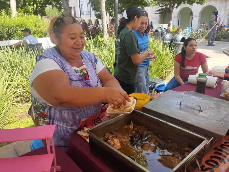 Artesanas yucatecas llevan su talento a la Plaza Grande