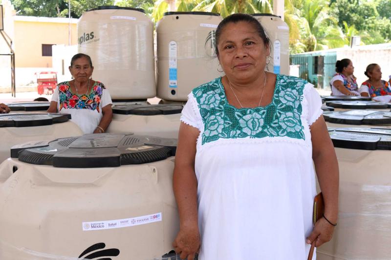 DIF Yucatán entrega tinacos a familias de Kunché para mejorar almacenamiento de agua