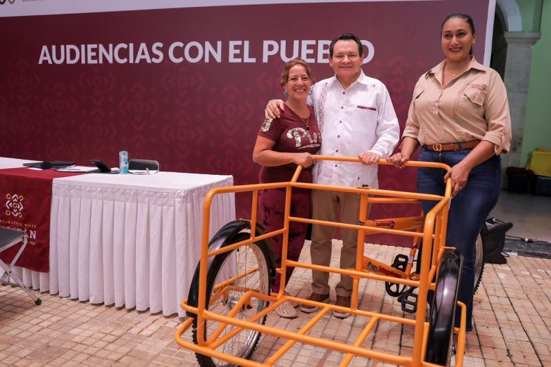 Joaquín Díaz Mena escucha y atiende personalmente en Audiencias con el Pueblo