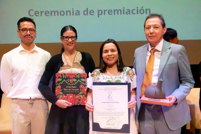Libro sobre bordado maya de Yucatán recibe mención honorífica en premio nacional del INAH