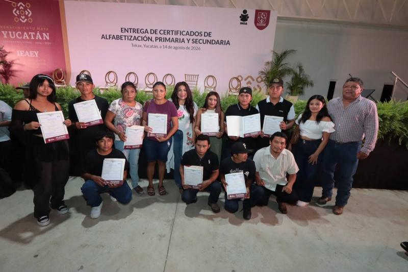Ieaey entrega certificados a más de 400 personas del sur de Yucatán