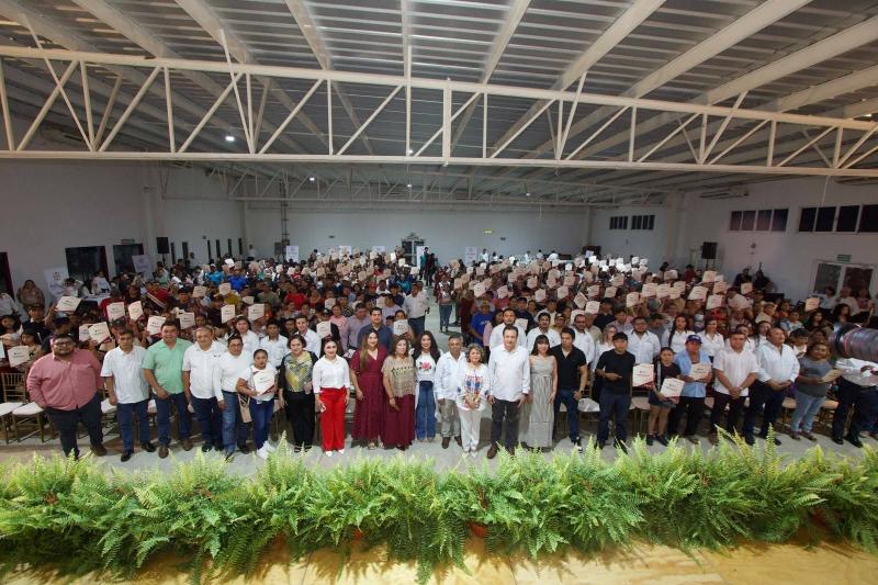 Ieaey entrega certificados a más de 400 personas del sur de Yucatán