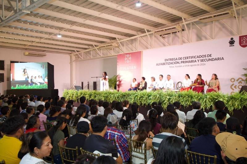 Ieaey entrega certificados a más de 400 personas del sur de Yucatán