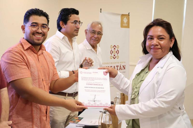 Certifican a especialistas y acercan lentes gratuitos a familias yucatecas
